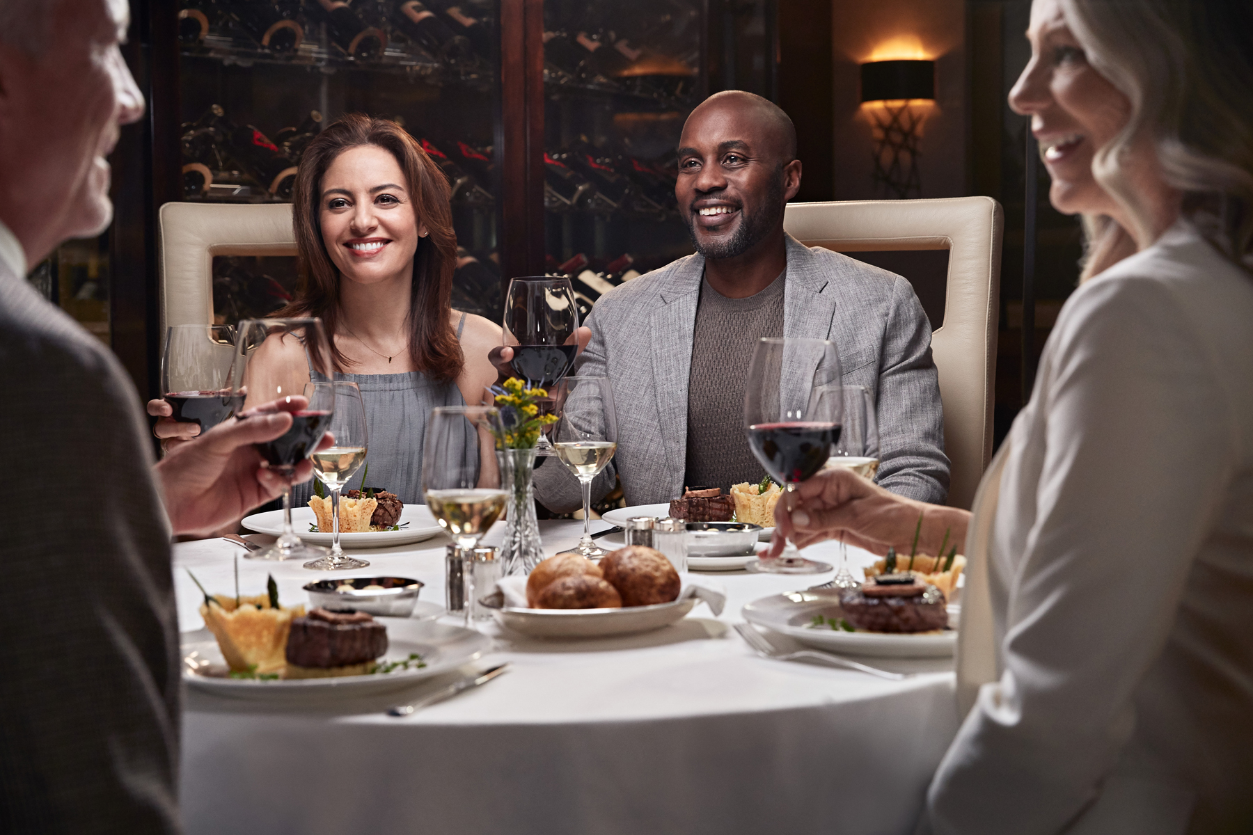 Un groupe mangeant dans la salle à manger Concerto du Grand Princess (source : Princess Cruises)